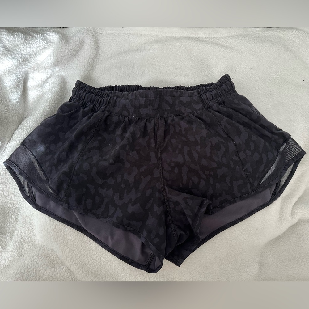 Lululemon Black Cheetah Print 2.5 inch Hotty Hot Shorts Size 6
